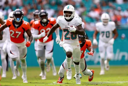MIAMI GARDENS, FLORIDA - SEPTEMBER 24: De'Von Achane #28 of the Miami Dolphins rushes for a touchdown against the Denver Broncos during the fourth quarter at Hard Rock Stadium on September 24, 2023 in Miami Gardens, Florida