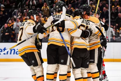 David Pastrnak faz dois e Bruins derrotam Blackhawks - The Playoffs