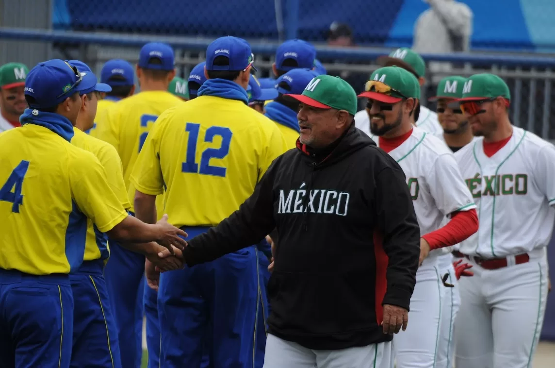 As seleções do Brasil e do México se cumprimentando antes da partida de beisebol nos Jogos Panamericanos