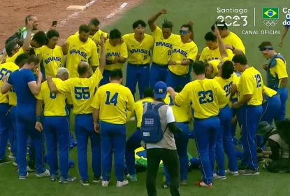 Atletas do Brasil comemorando em um círculo a vitória sobre o Panamá por 5 a 3