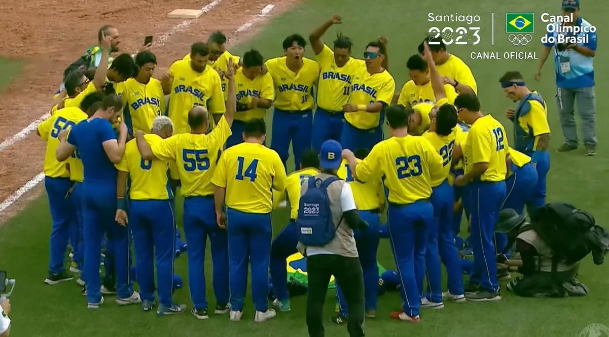 Atletas do Brasil comemorando em um círculo a vitória sobre o Panamá por 5 a 3