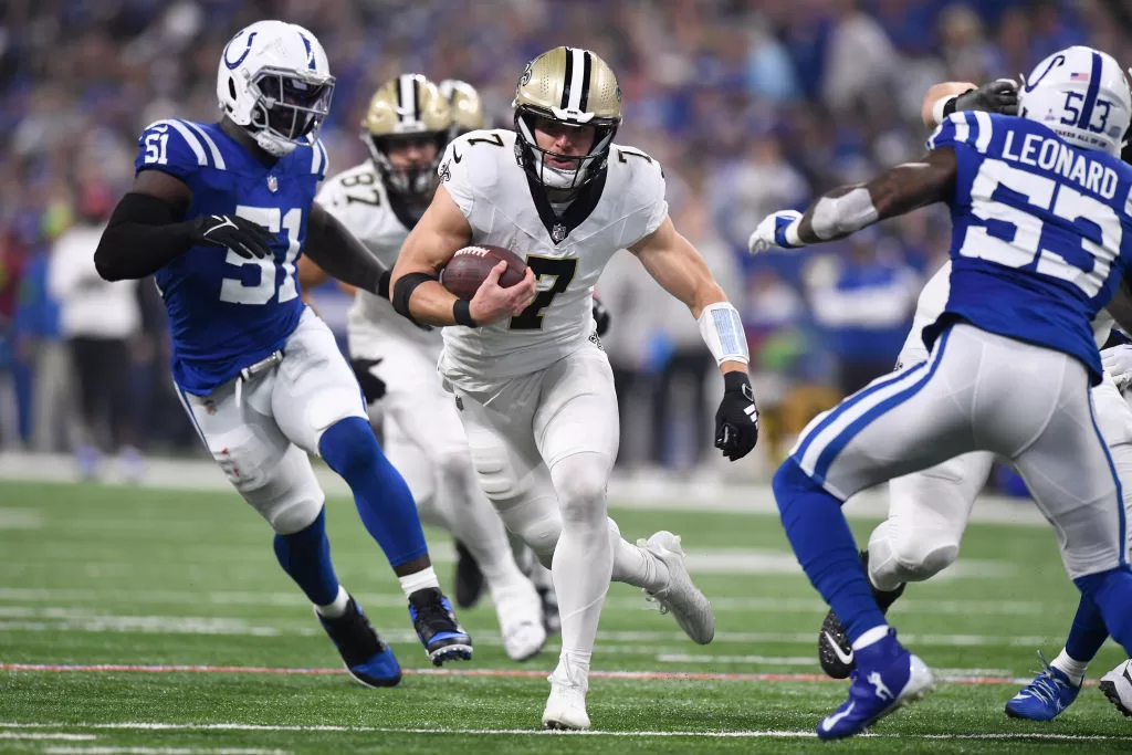 INDIANAPOLIS, IN - OCTOBER 29: New Orleans Saints Tight End Taysom Hill (7) carries during the NFL game between the New Orleans Saints and the Indianapolis Colts on October 29, 2023, at Lucas Oil Stadium in Indianapolis, Indiana.