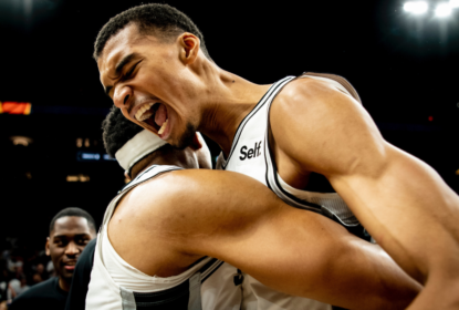 Spurs vencem Suns de virada em quarto período arrasador - The Playoffs