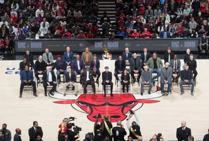 Em seu primeiro ‘Ring of Honor’, Bulls lidam com vaias à viúva de Jerry Krause - The Playoffs