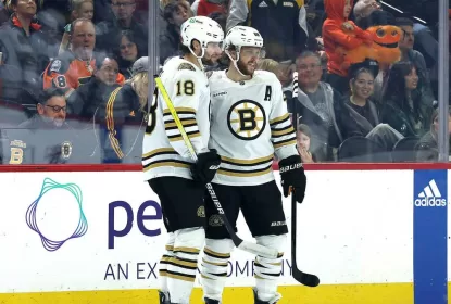 Ataque brilha, Bruins derrotam Flyers e aumentam a má fase do rival - The Playoffs