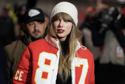 Taylor Swift doa US$ 100 mil para família de mulher morta em tiroteio no desfile dos Chiefs - The Playoffs