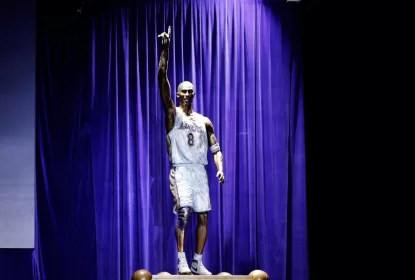 Estatua de Kobe Bryant tem erro de escrita na base.