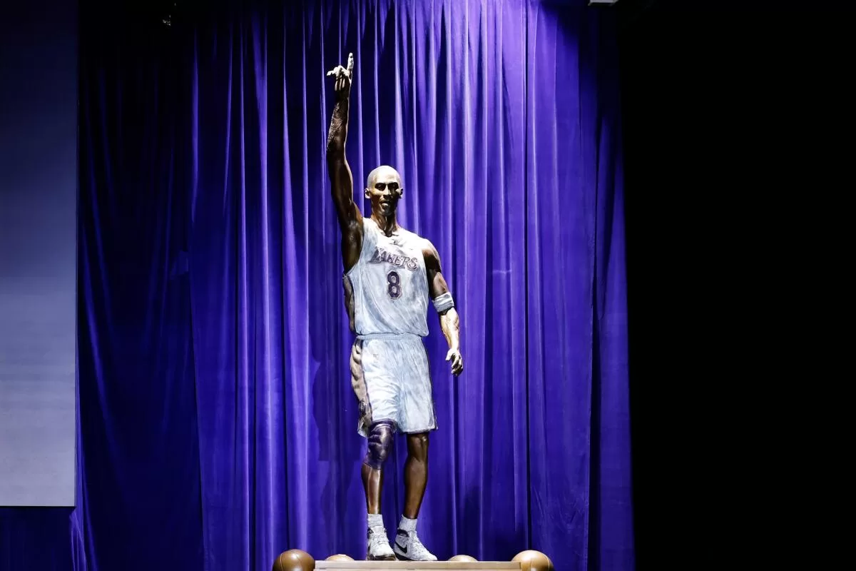 Estatua de Kobe Bryant tem erro de escrita na base.