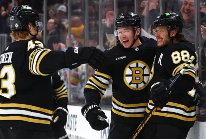Com hat-trick de Geekie, Bruins vencem Golden Knights em jogo emocionante - The Playoffs