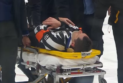 Árbitro sai de maca após acidente em jogo da NHL - The Playoffs