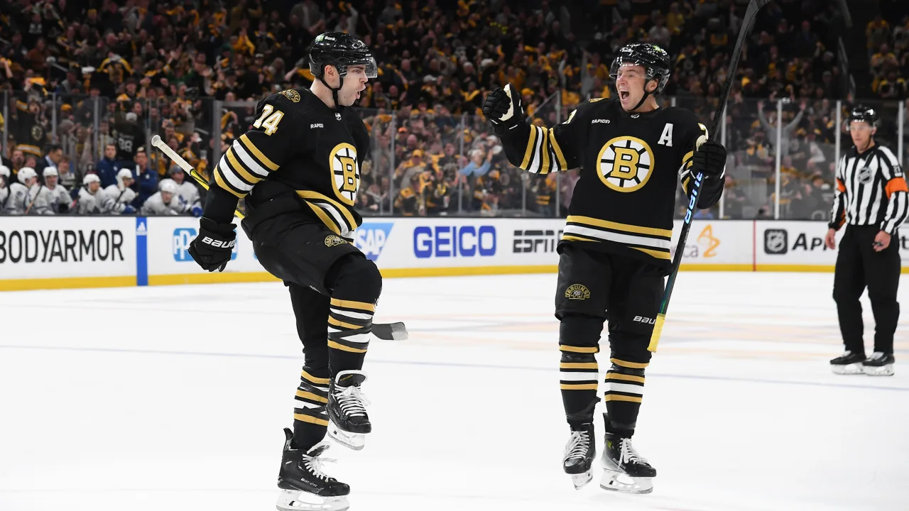Com shows de DeBrusk e Swayman, Bruins vencem Maple Leafs
