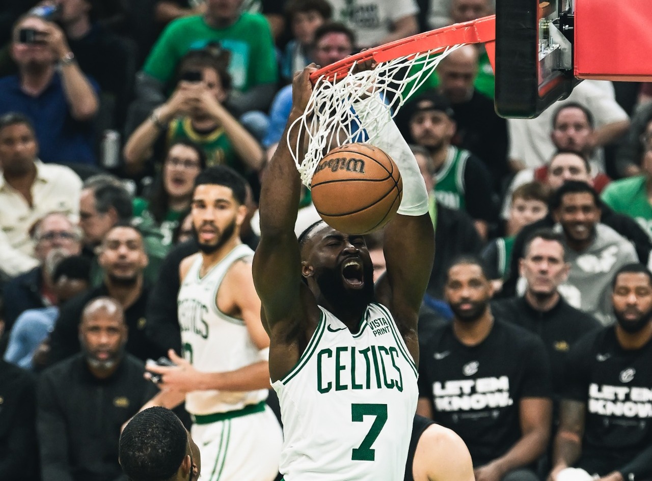Celtics vencem Cavaliers com folga na abertura da série