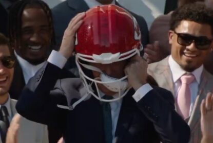Chiefs presenteiam Joe Biden com capacete em visita à Casa Branca - The Playoffs
